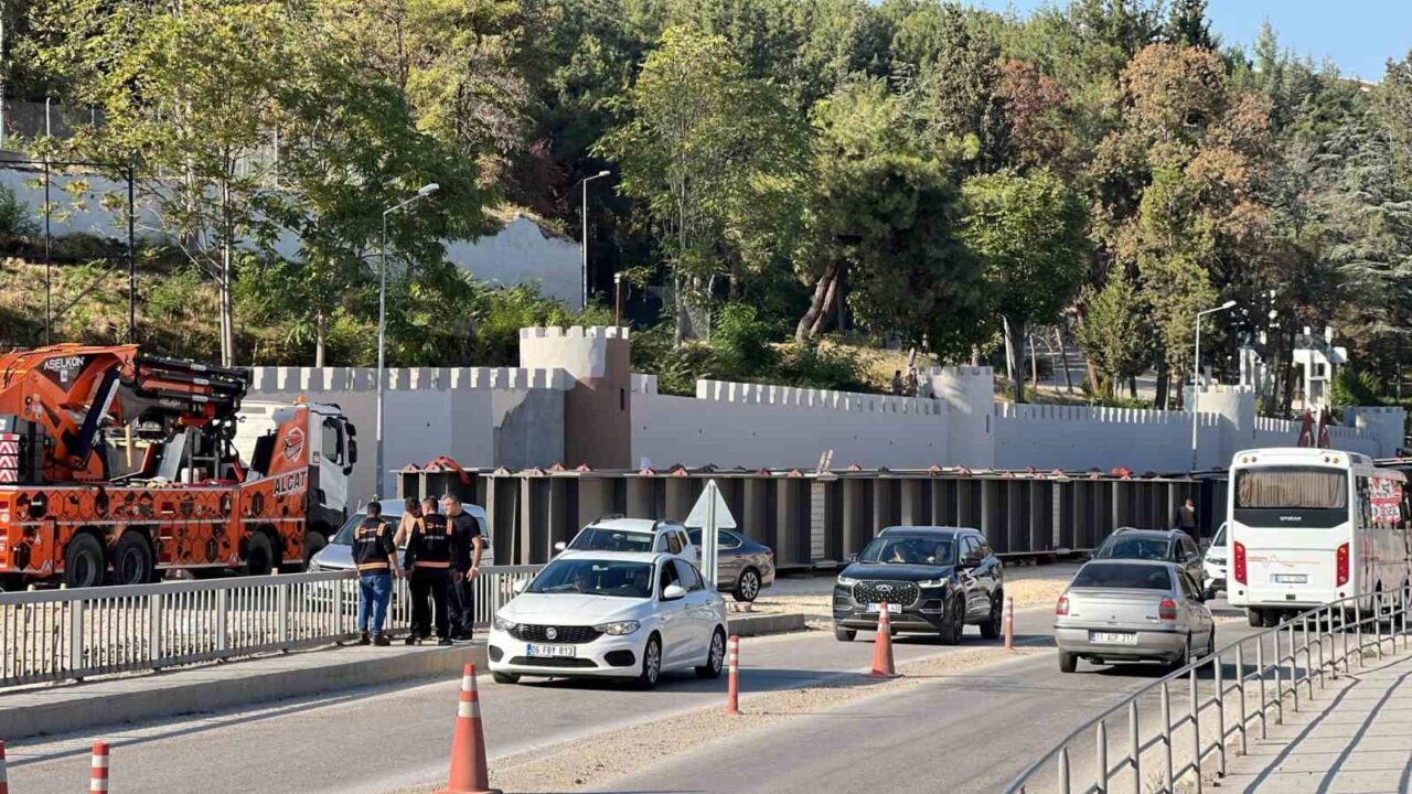 Bilecik'teki Hamsu Köprüsü, Ağustos ayında başlanan yapım çalışmaları nedeniyle Cumartesi