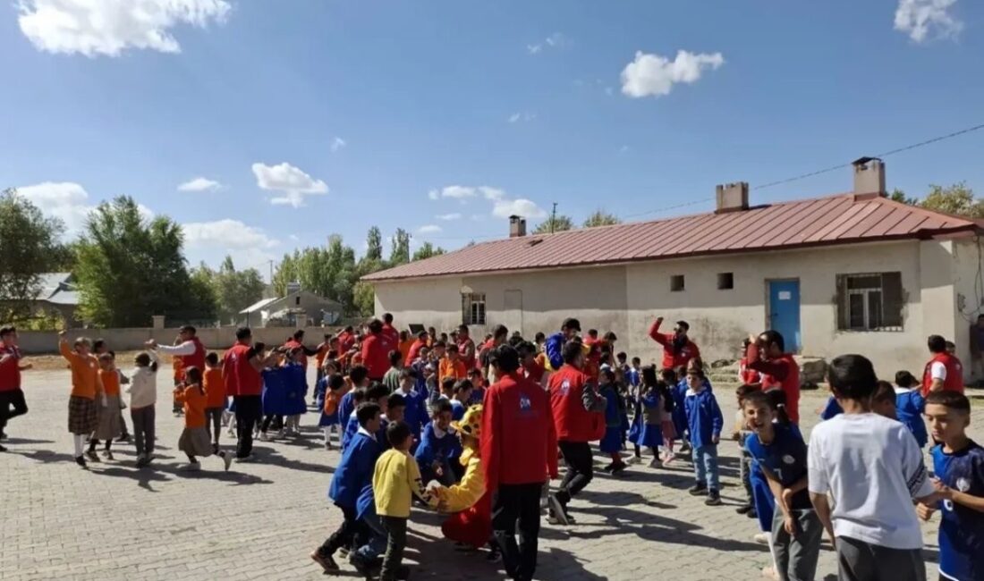 Gönüllüler Hamur’da Gençlerle Buluşarak Toplumsal Bilinç Oluşturdu Farklı illerden gelen gönüllüler, Hamur'da toplumsal duyarlılığı artırmak amacıyla etkinlikler