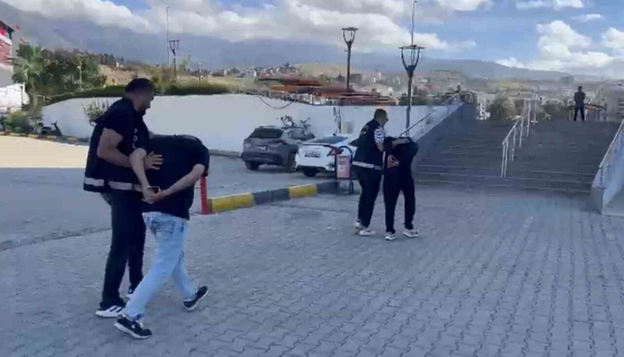 Hatay'ın İskenderun ilçesinde, adli makamlarca aranan 3 kişi yakalandı. Y.Ö.,