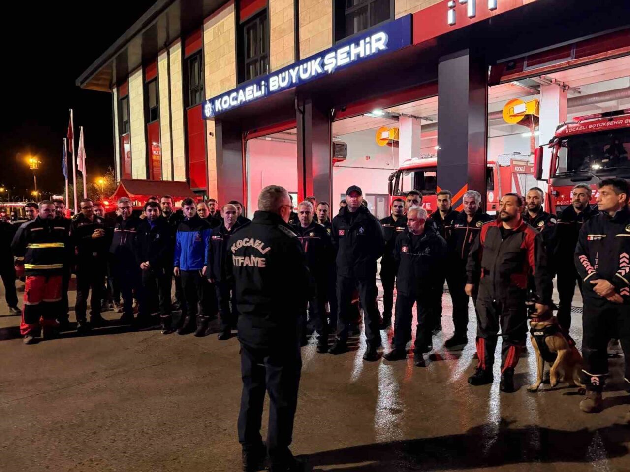 Balıkesir'in Sındırgı ilçesinde 6,1 büyüklüğündeki depremin ardından Kocaeli Büyükşehir Belediyesi,