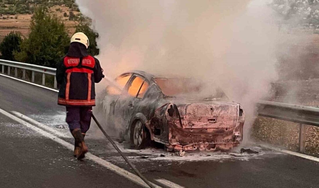 Tarsus-Çamlıyayla Karayolunda Hareket Halindeki Araç Alev Alev Yandı Mersin'in Tarsus-Çamlıyayla karayolunda Z. D.'ye ait bir otomobil seyrettiği sırada