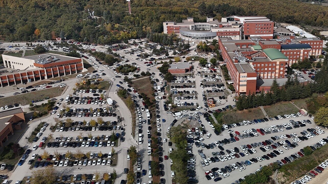 İzzet Baysal Eğitim ve Araştırma Hastanesi’nde Otopark Yetersizliği Ulaşımı Zorluyor, Yeni Çözüm İsteniyor