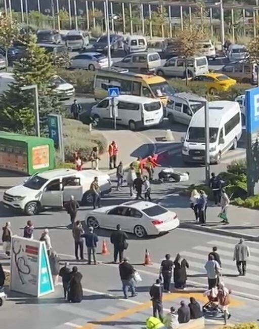 Başakşehir Çam ve Sakura Şehir Hastanesi önünde bir maddi hasarlı