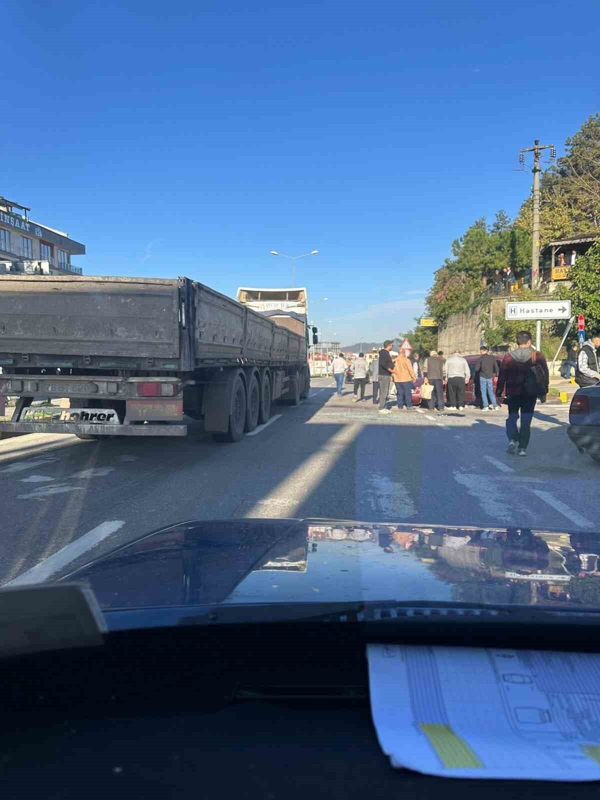 Bartın'da hastane girişinde meydana gelen kazada otomobil ile tır çarpıştı.
