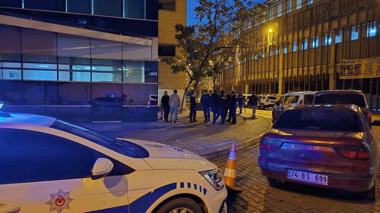 Karabük'teki Eğitim ve Araştırma Hastanesi önünde 71 yaşındaki emekli polis