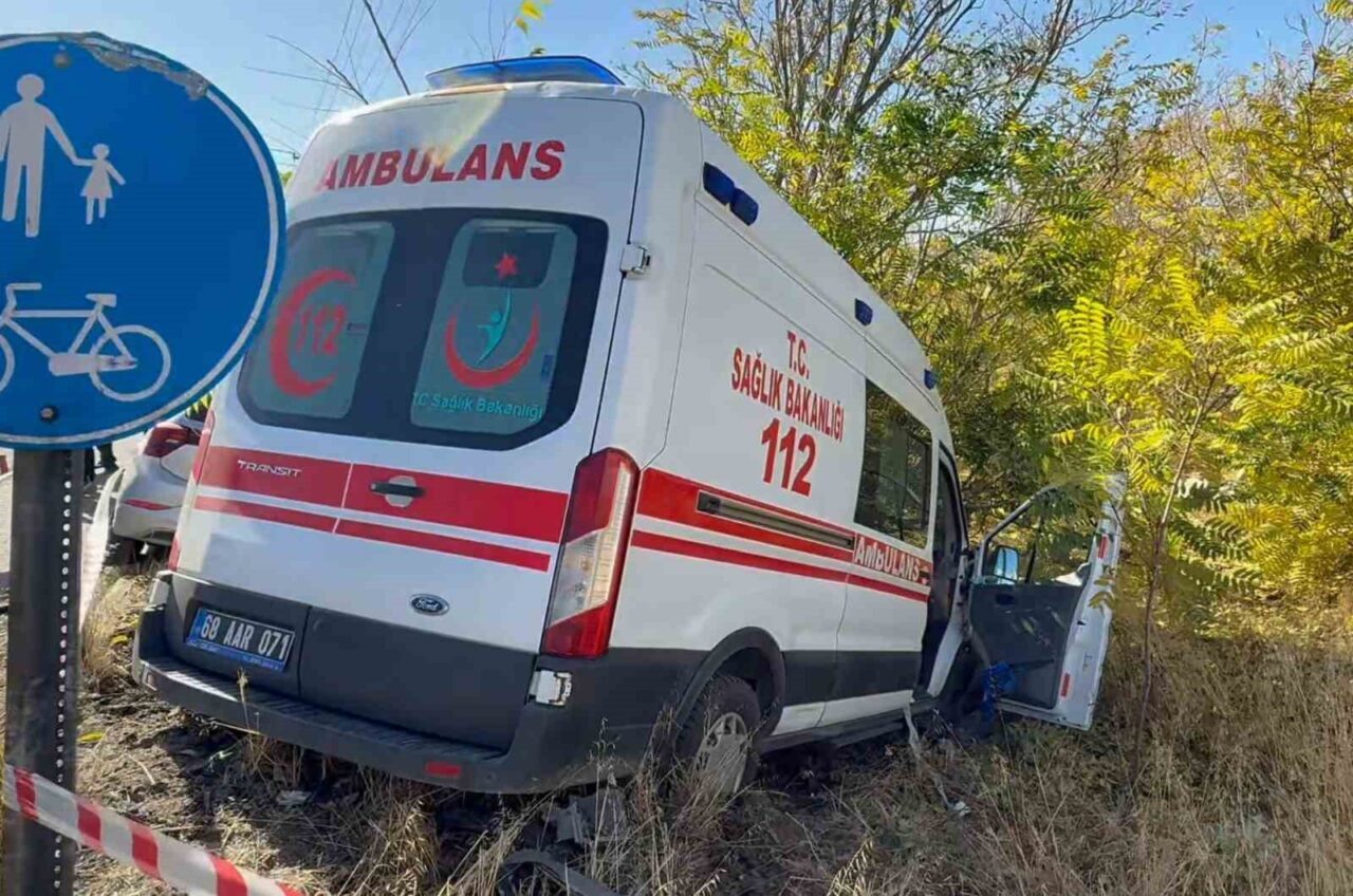 Aksaray’da Ambulans ile Doktorun Aracının Çarpışması Sonucu 7 Kişi Yaralandı