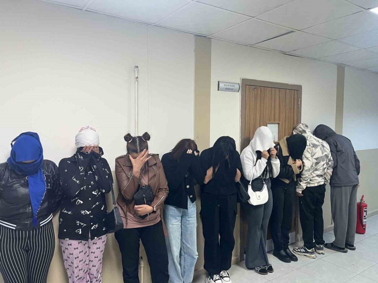 Hatay'da fuhuşla mücadele çerçevesinde yapılan denetimlerde, 12 apartta fuhuş yapan