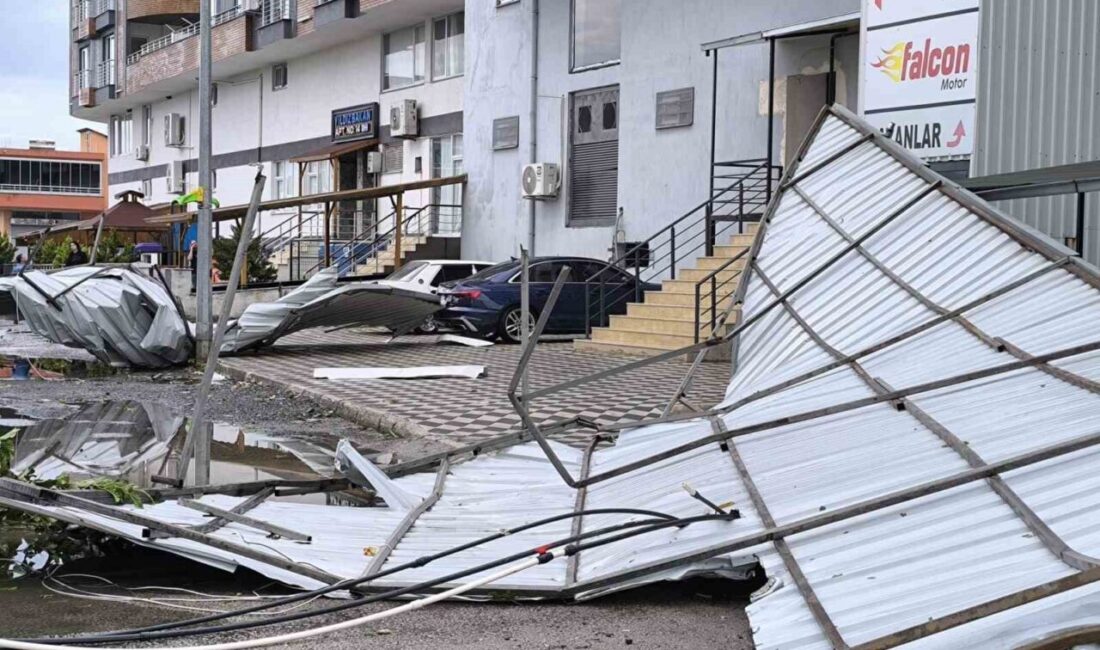 Hatay’da Fırtına Nedeniyle Bir Bina Çatısı Uçtu, İki Araç Hasar Gördü Hatay'ın Dörtyol ilçesinde sabah saatlerinde başlayan fırtınada bir binanın çatısı