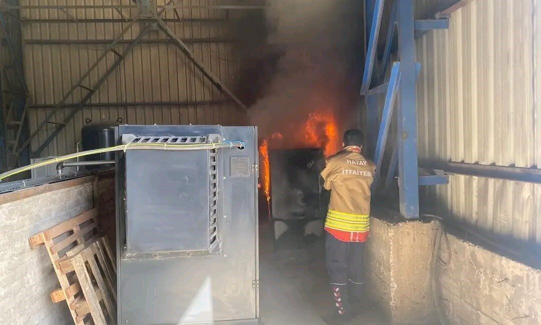 Hatay'ın Payas ilçesinde bir iş yerinde çıkan yangın, hızlı bir