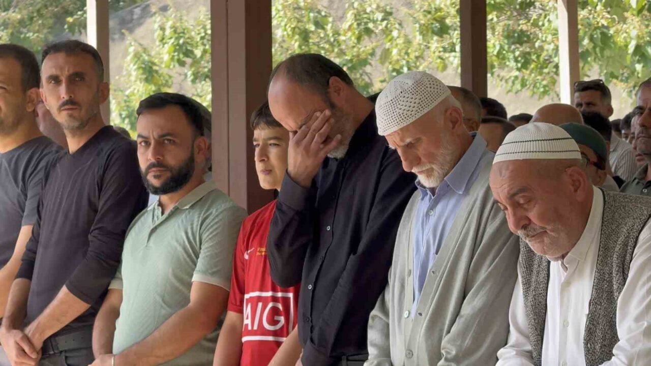 İskenderun’da Kaybolan İki Genç Arkadaşların Cenazeleri Gözyaşlarıyla Toprağa Verildi