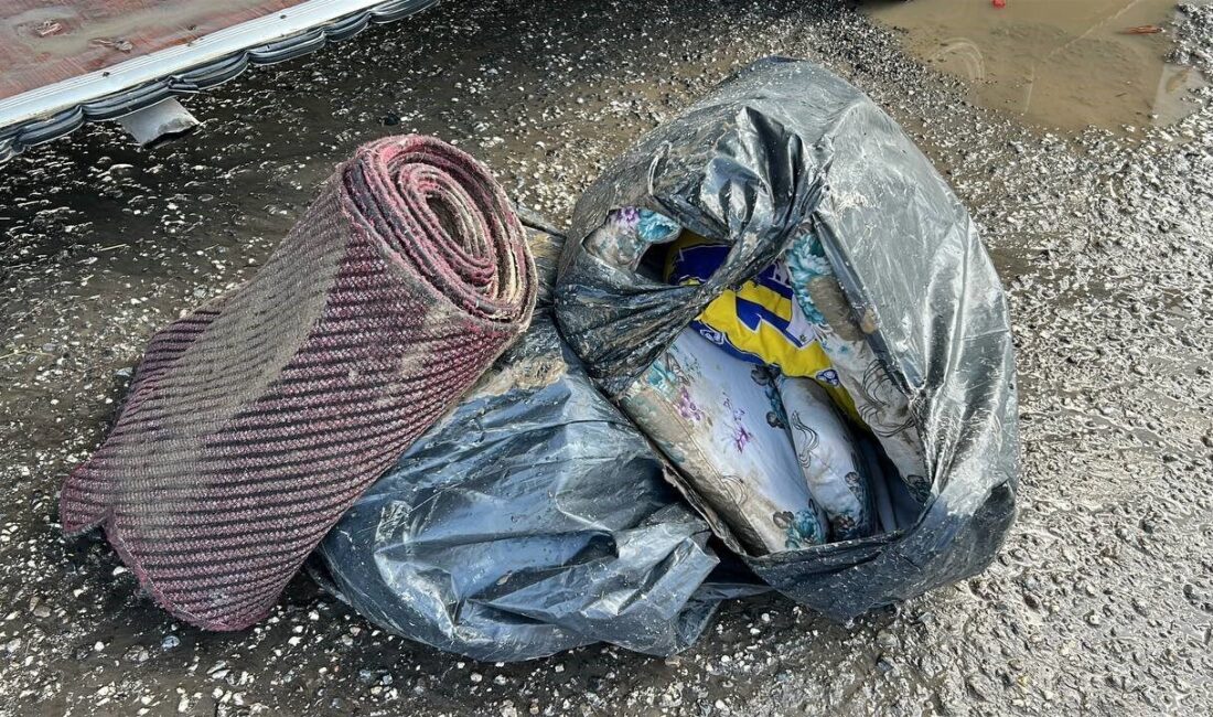 Hatay’da Şiddetli Yağış Sonrası Minibüste Mahsur Kalan 25 Kişi Kurtarıldı Hatay'ın Payas ilçesinde şiddetli yağış sonucu minibüste mahsur kalan 25