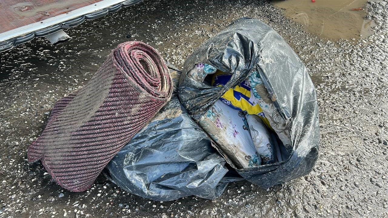 Hatay'ın Payas ilçesinde şiddetli yağış sonucu minibüste mahsur kalan 25