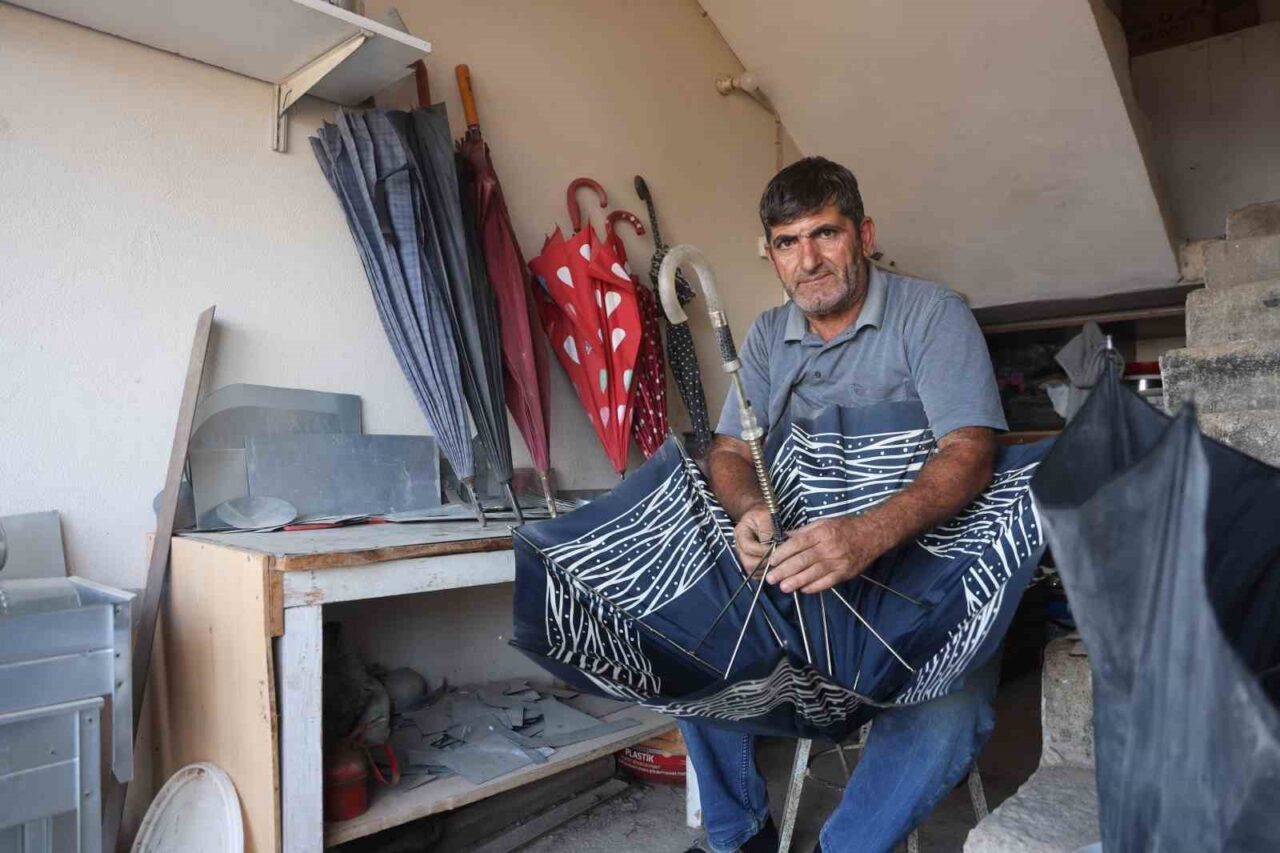 Hatay'da uzun süren kuraklığın ardından etkili yağışlar, şemsiyeleri bozulan vatandaşları