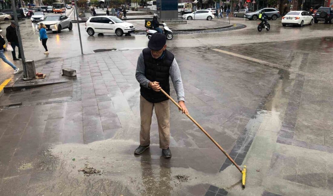 Eskişehir'de 63 yaşındaki bir vatandaş, yağmur sonrası Hatboyu Caddesi'ndeki çamurları