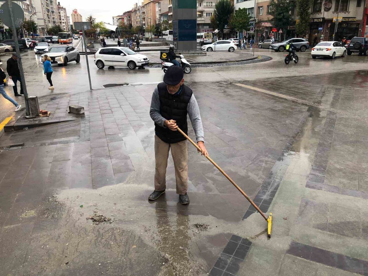 Eskişehir'de 63 yaşındaki bir vatandaş, yağmur sonrası Hatboyu Caddesi'ndeki çamurları