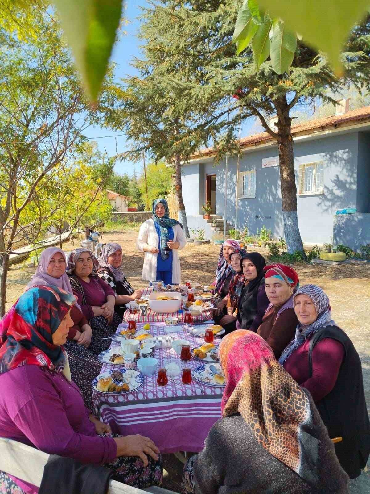 Amasya’nın Çavuş köyünde ebe Hatice Girgeç, sağlık evinde düzenlediği çay