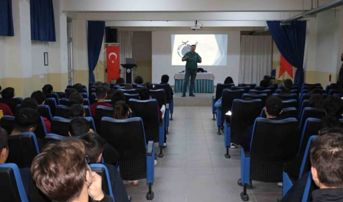 Eskişehir'de düzenlenen "Havacılığın Kanatlarından Uzayın Sonsuzluğuna: Gençler İçin Kariyer Yolculuğu"