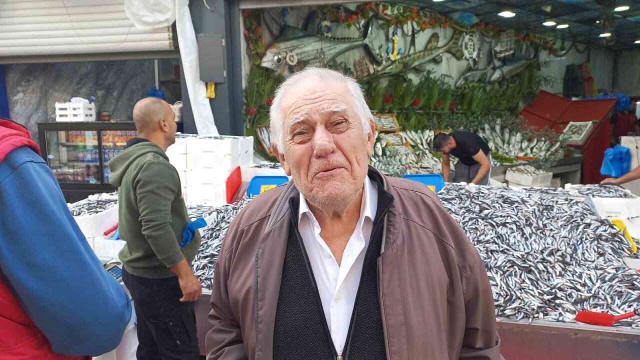 Edirne'de hamsi fiyatları 100 liraya kadar gerilerken, vatandaşlar balık tezgahlarına