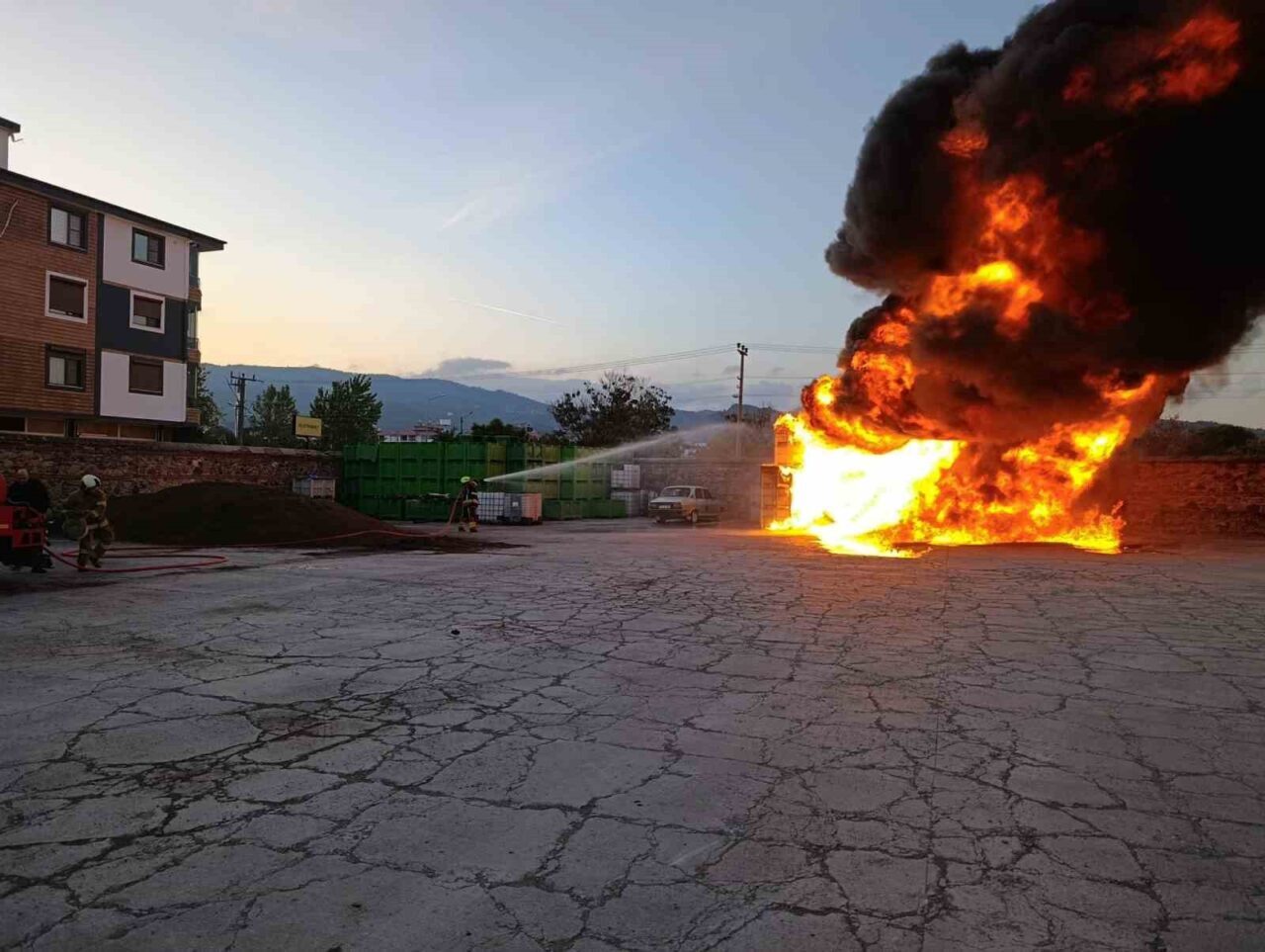Balıkesir'in Havran ilçesindeki bir zeytinyağı üretim tesisinin bahçesinde çıkan yangın,