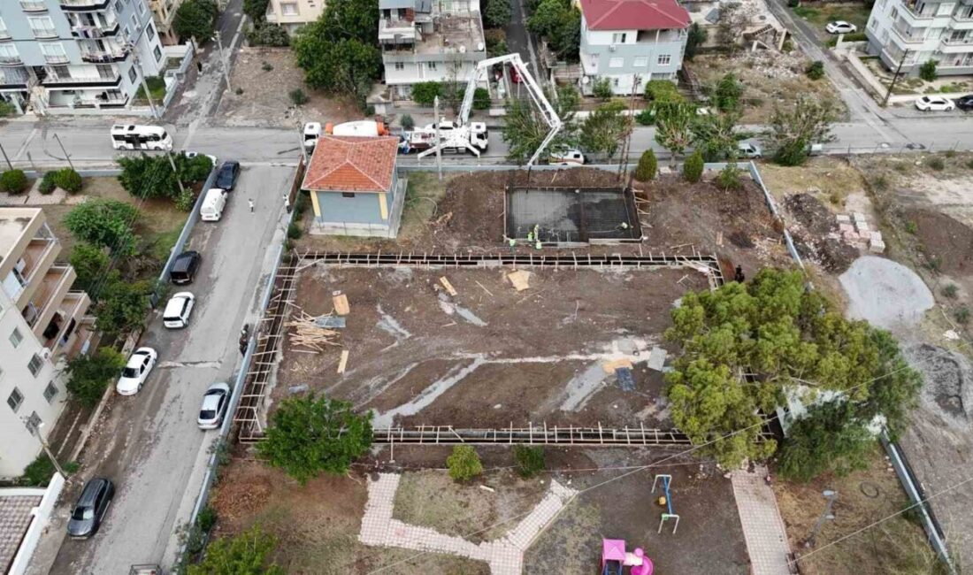 Hatay Büyükşehir Belediyesi, İskenderun'un Modernevler Mahallesi'nde modern bir halı saha