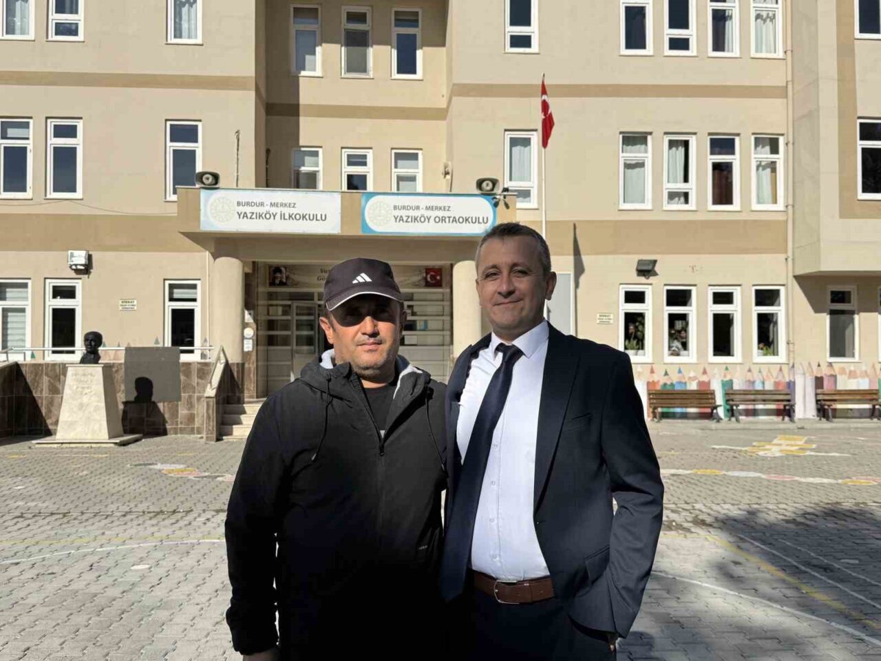 Burdur'daki Yaziköy İlkokulu'nda, nöbetçi öğretmen Ahmet Çömlek, yediği simidin nefes