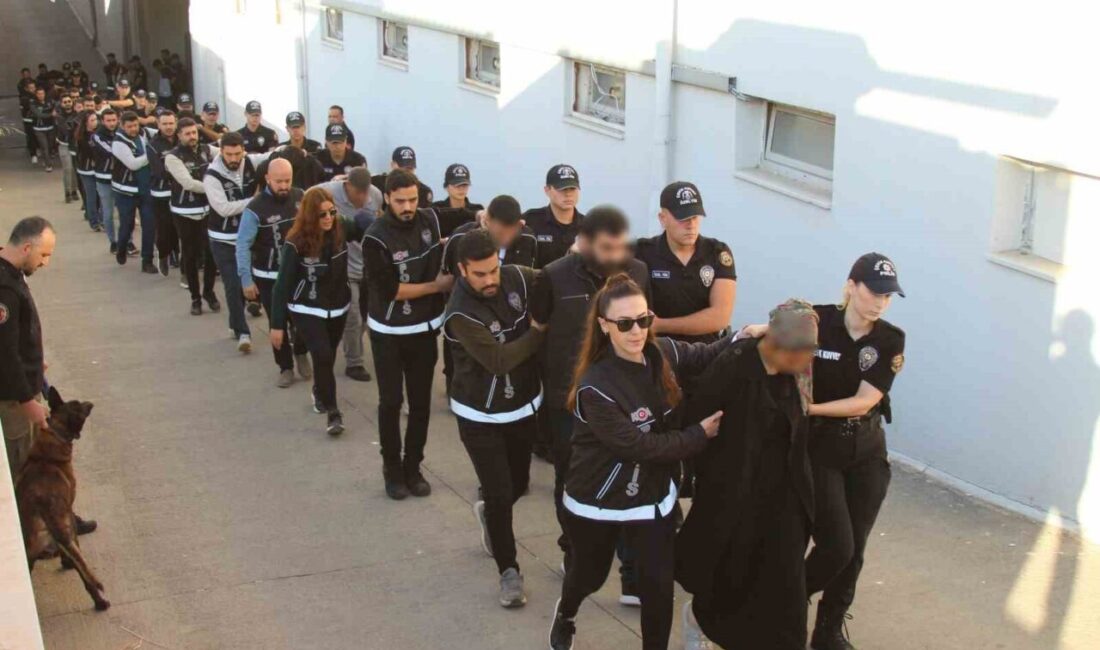 Adana Merkezli Organize Suç Örgütüne Yönelik Operasyonda 100’den Fazla Şüpheli Adliyeye Sevk Edildi Adana merkezli "Bayğaralar" çetesine yönelik düzenlenen operasyonda, 10 ilde 100'den