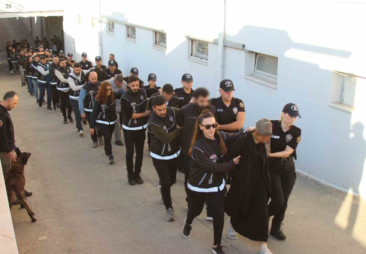 Adana merkezli "Bayğaralar" çetesine yönelik düzenlenen operasyonda, 10 ilde 100'den