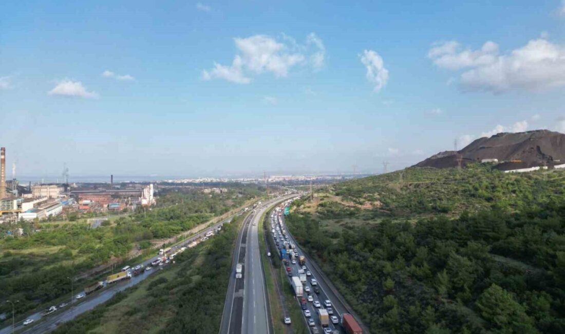 Hatay’da Heyelan Nedeniyle Kapanan Otoyolda Oluşan Uzun Araç Kuyruğu Havadan Görüntülendi Hatay'da etkili olan şiddetli yağış sonrası meydana gelen toprak kayması,