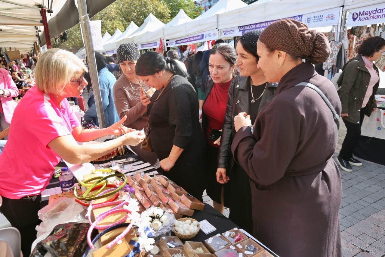 Büyükşehir Belediyesi'nin kadınları desteklemek amacıyla düzenlediği 'Meydan Kadınların' dayanışma pazarı,