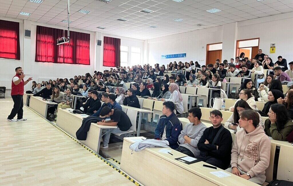 Kütahya Dumlupınar Üniversitesi Hisarcık Meslek Yüksekokulu'nda düzenlenen etkinlikte, Gençlik Lideri