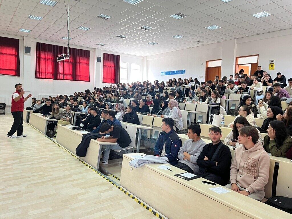 Kütahya Dumlupınar Üniversitesi Hisarcık Meslek Yüksekokulu'nda düzenlenen etkinlikte, Gençlik Lideri