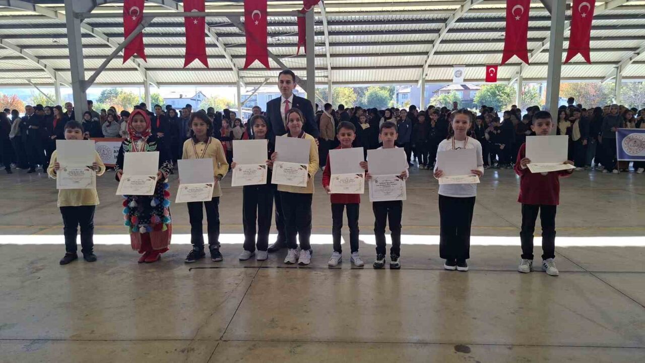Kütahya'nın Hisarcık ilçesinde Cumhuriyet Bayramı etkinlikleri kapsamında düzenlenen yarışmalarda başarılı