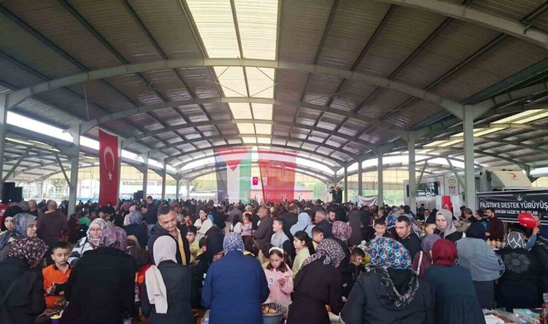 Kütahya'nın Hisarcık ilçesinde, Filistin halkına destek amacıyla düzenlenen hayır çarşısı