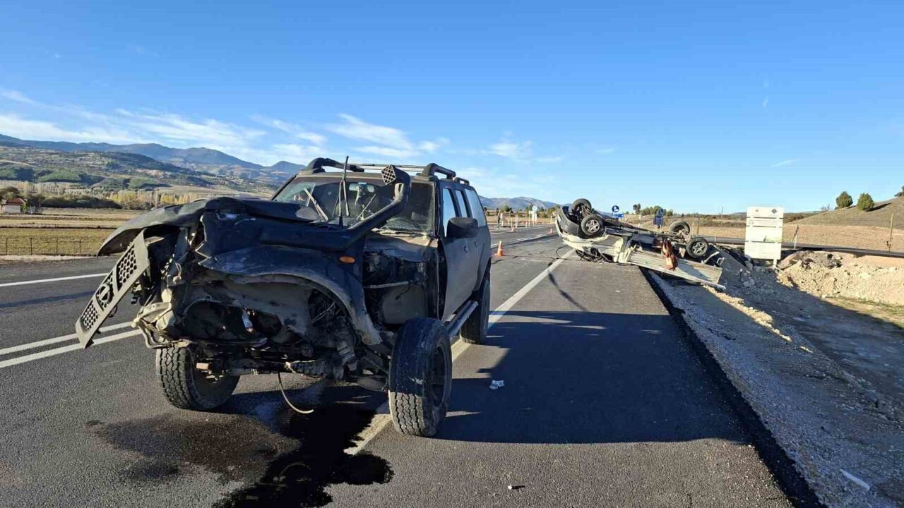 Kütahya'nın Hisarcık ilçesinde, İ.D'nin kullandığı kamyonet ile R.E'nin yönettiği arazi