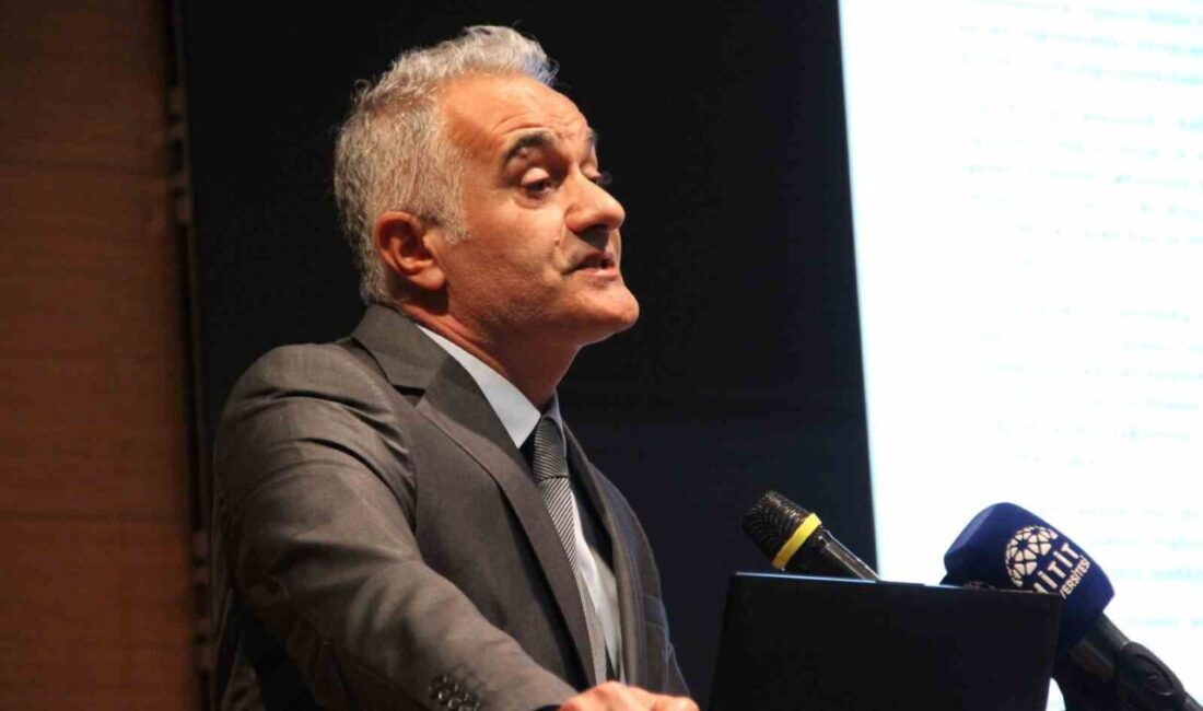 Hitit Üniversitesi'nde düzenlenen konferansta Doç. Dr. Gökhan Kaya, Meşrutiyet'ten Cumhuriyet