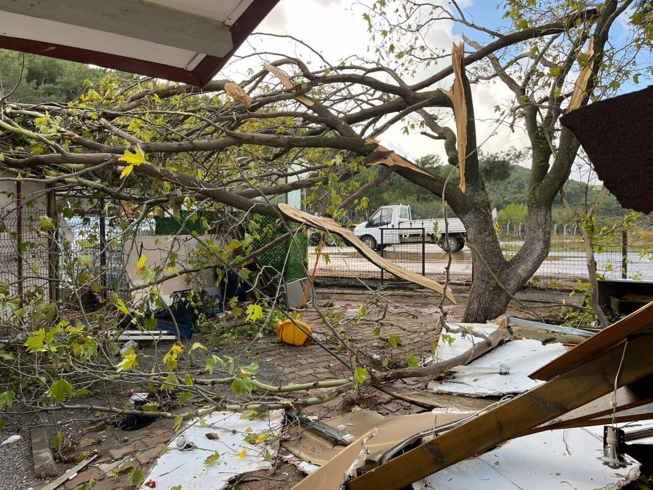 Balıkesir'in Havran ilçesinde yoğun yağış ve fırtına, Eseler Mahallesi'nde hortum,