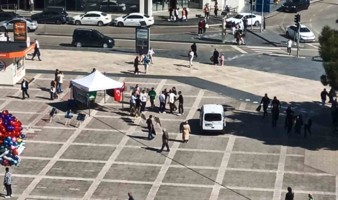 Samsun’da HÜDAPAR’ın İmza Kampanyasında Gergin Anlar Yaşandı Samsun Cumhuriyet Meydanı'nda HÜDAPAR, Gazze'deki insanlık suçlarına karışan çifte vatandaşların