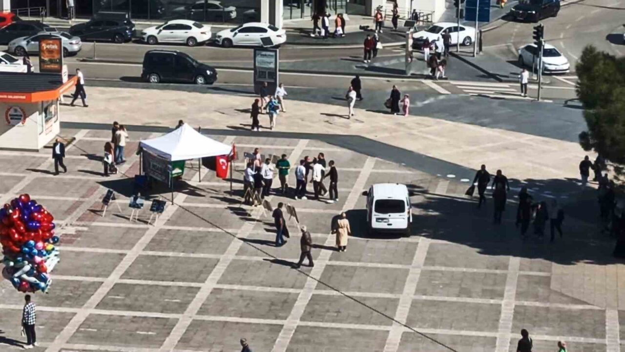 Samsun Cumhuriyet Meydanı'nda HÜDAPAR, Gazze'deki insanlık suçlarına karışan çifte vatandaşların