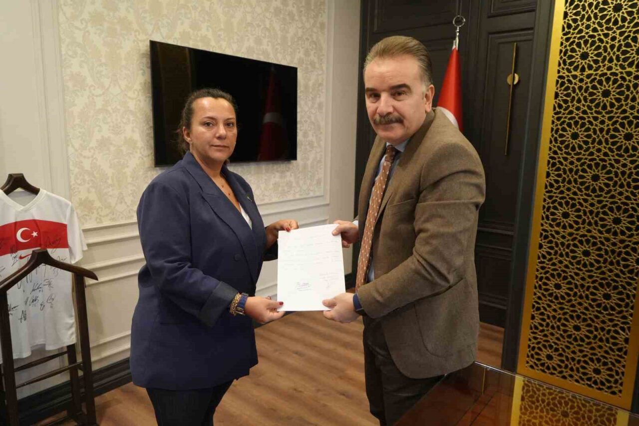 İDA-SAR Arama Kurtarma Derneği Başkanı Şenay Demiryontan, Edremit Kaymakamı Ahmet