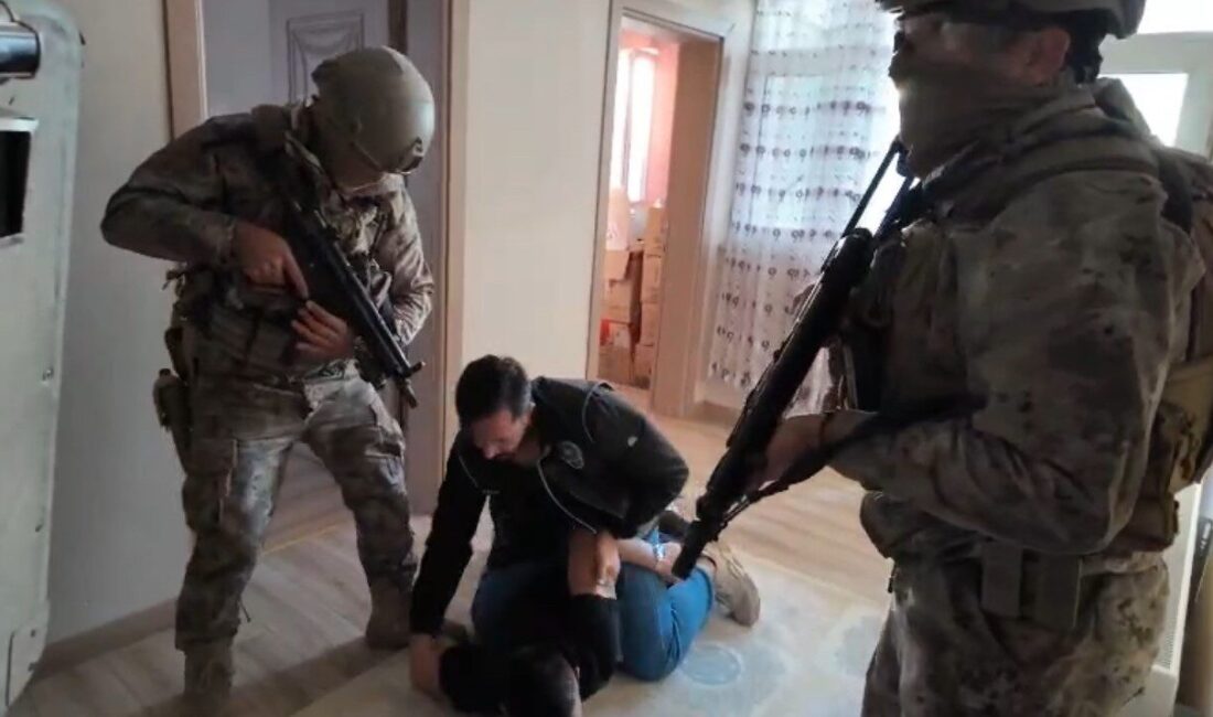 Iğdır’da Uyuşturucu Ticareti Operasyonu: 7 Gözaltı, 5 Tutuklama Iğdır'da yürütülen 3 aylık takip sonrası gerçekleştirilen operasyonda 7 adrese