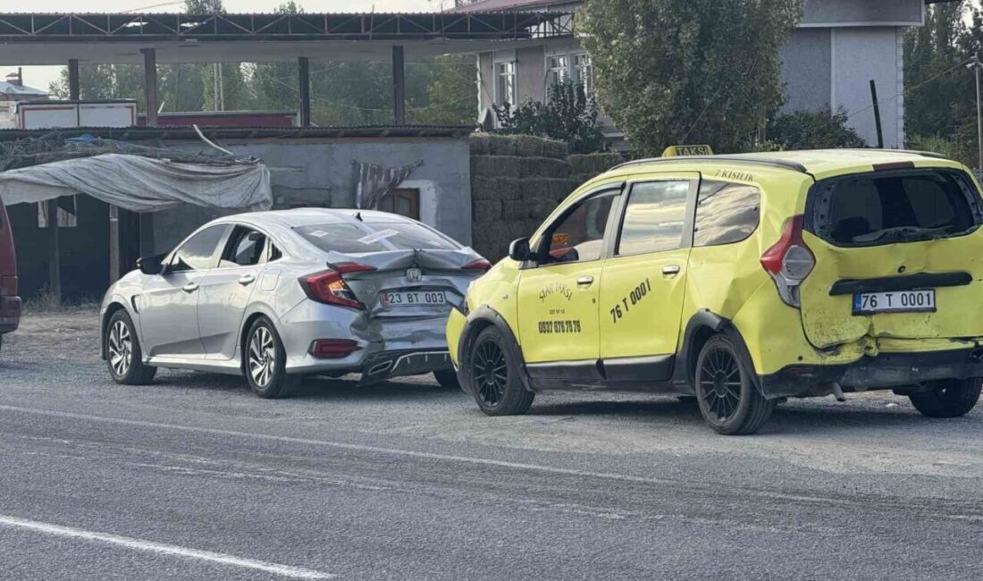Iğdır'da 3 aracın karıştığı zincirleme trafik kazasında maddi hasar oluştu.