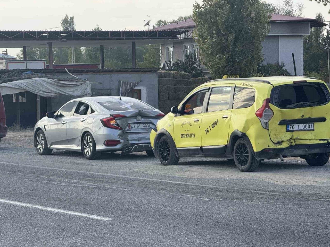 Iğdır'da 3 aracın karıştığı zincirleme trafik kazasında maddi hasar oluştu.