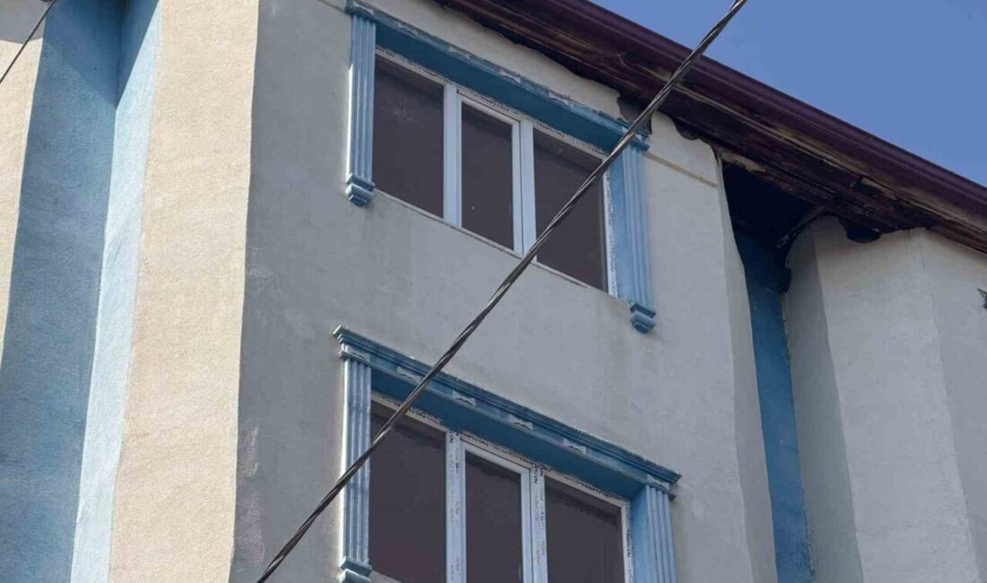 Iğdır’da gece yarısı apartmana açılan ateş paniğe neden oldu, yaralanan yok! Iğdır'ın Cumhuriyet Mahallesi'nde, kimliği belirsiz kişi veya kişilerce bir binaya