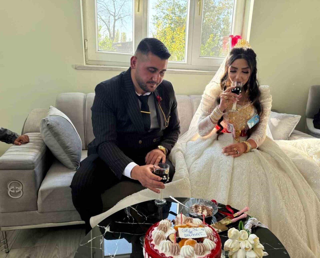 Iğdır'da Paniz Hüseyinzade ve Murat Akkahraman'ın düğününde, İran kültürüne ait