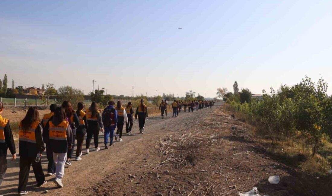 Iğdır’da Kaybolan 80 Yaşındaki Alzheimer Hastası Öğretmenin Bulunması İçin Arama Çalışmaları Yoğunlaştırıldı Iğdır'ın Küllük köyünde kaybolan 80 yaşındaki Alzheimer hastası emekli öğretmen
