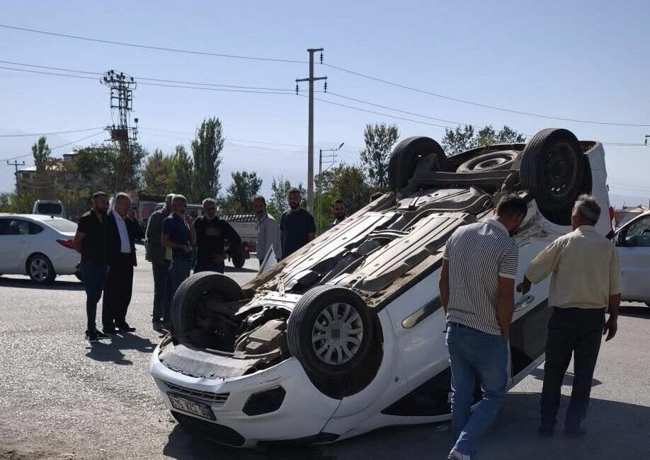 Iğdır Karaağaç Mahallesi'nde iki aracın çarpışması sonucu meydana gelen kazada