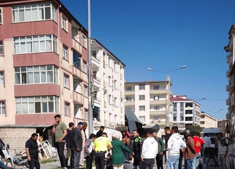 Iğdır'da Şehit Vahap Akar Caddesi'nde bir otomobilin motosiklete çarpması sonucu