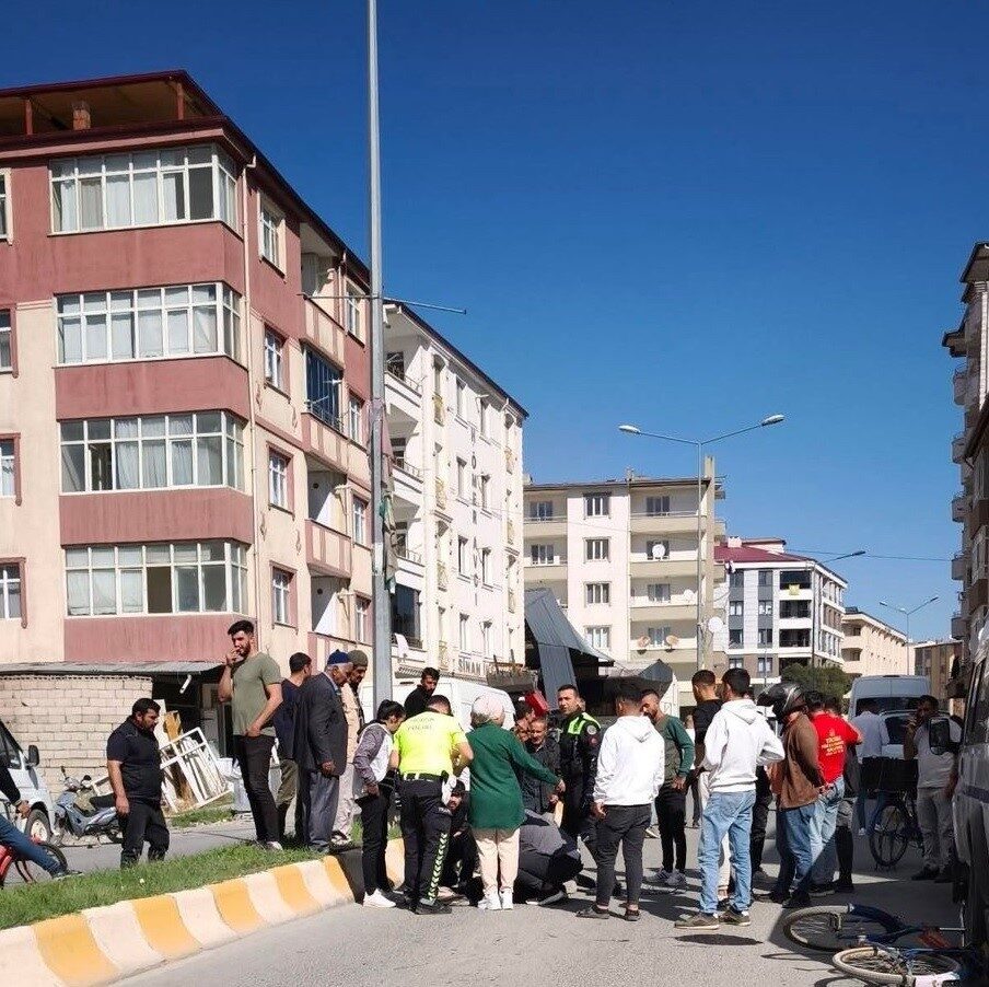 Iğdır'da Şehit Vahap Akar Caddesi'nde bir otomobilin motosiklete çarpması sonucu