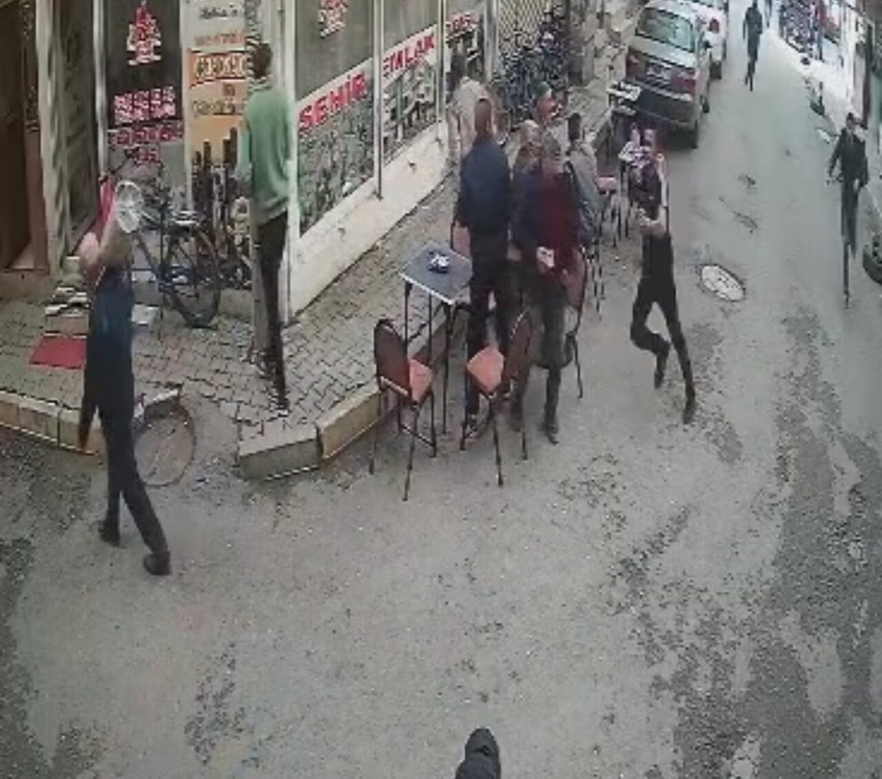 Iğdır merkezdeki bir sokakta silahlı bir şahıs, kovalayanlara ateş açarak