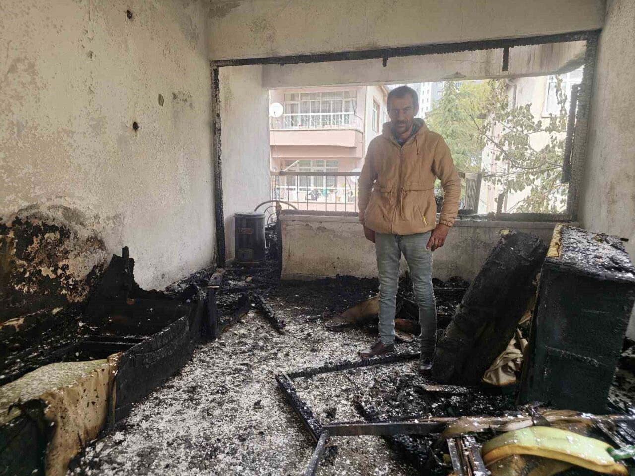 Talas Belediyesi, yangında evini kaybeden Burhan Beydilli ve ailesine destek